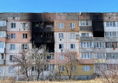 У Макарові відбудовують пошкоджений рф багатоквартирний будинок (ФОТО)