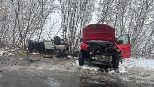 На Харківщині легковик потрапив у замет, внаслідок аварії постраждали два водії.