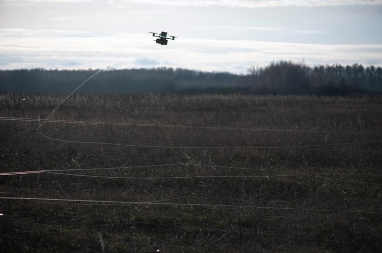 Минобороны провело испытания FPV-дронов, управляемых через оптоволокно.