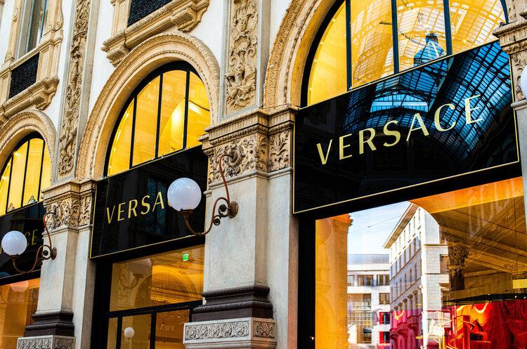 Prada планує придбати Versace, повідомляє Reuters.