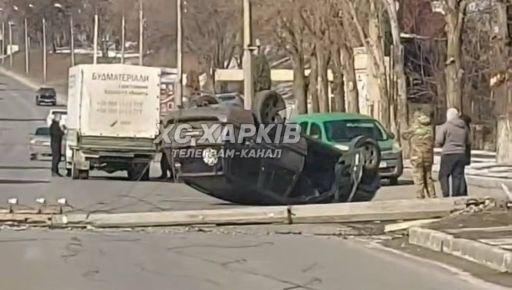 У Харкові в ДТП автомобіль заплутався в електропроводах, повідомляють соцмережі.