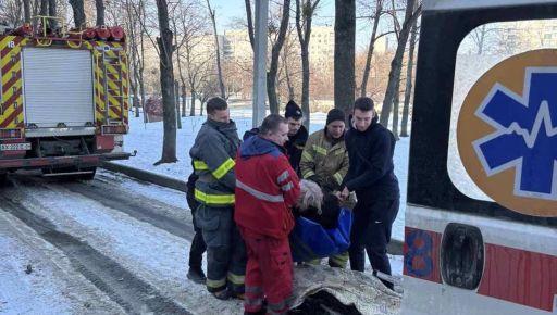 У Харкові парамедики евакуювали жінку вагою понад 200 кг.